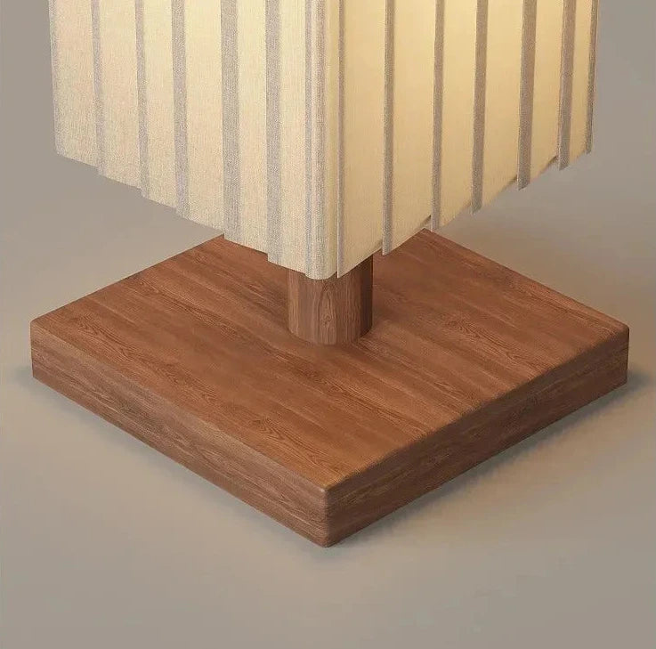 Lampadaire en bois avec un abat-jour en tissu tressé