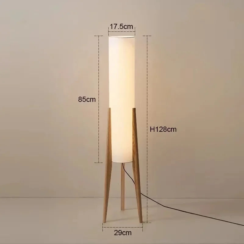 Lampadaire en bois avec un abat-jour en tissu