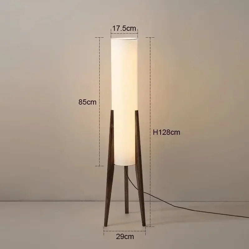 Lampadaire en bois avec un abat-jour en tissu