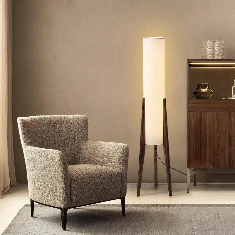Lampadaire en bois avec un abat-jour en tissu