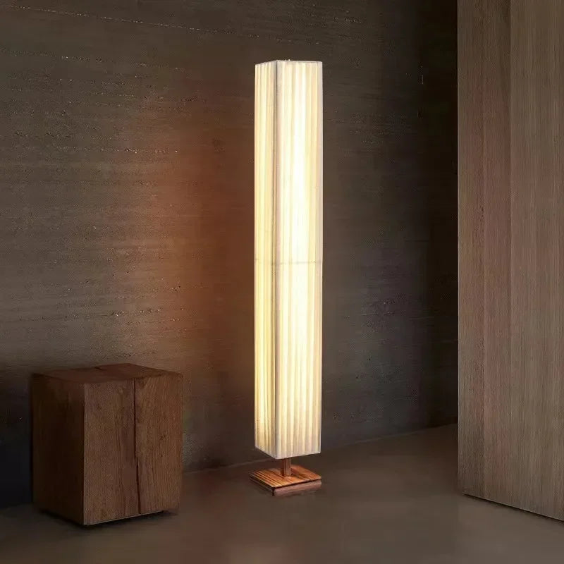 Lampadaire en bois, abat-jour tissé