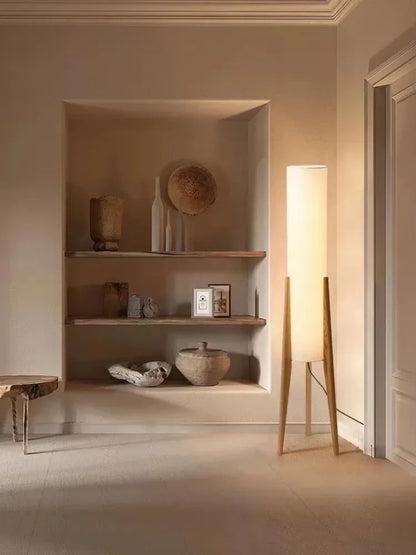 Lampadaire en bois avec un abat-jour en tissu