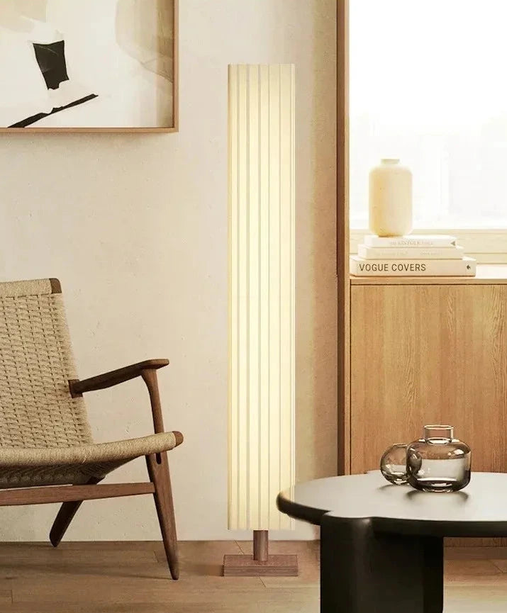 Lampadaire en bois avec un abat-jour en tissu tressé