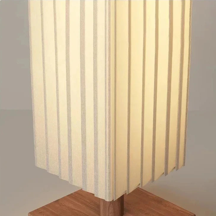 Lampadaire en bois avec un abat-jour en tissu tressé