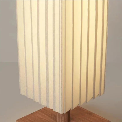 Lampadaire en bois avec un abat-jour en tissu tressé