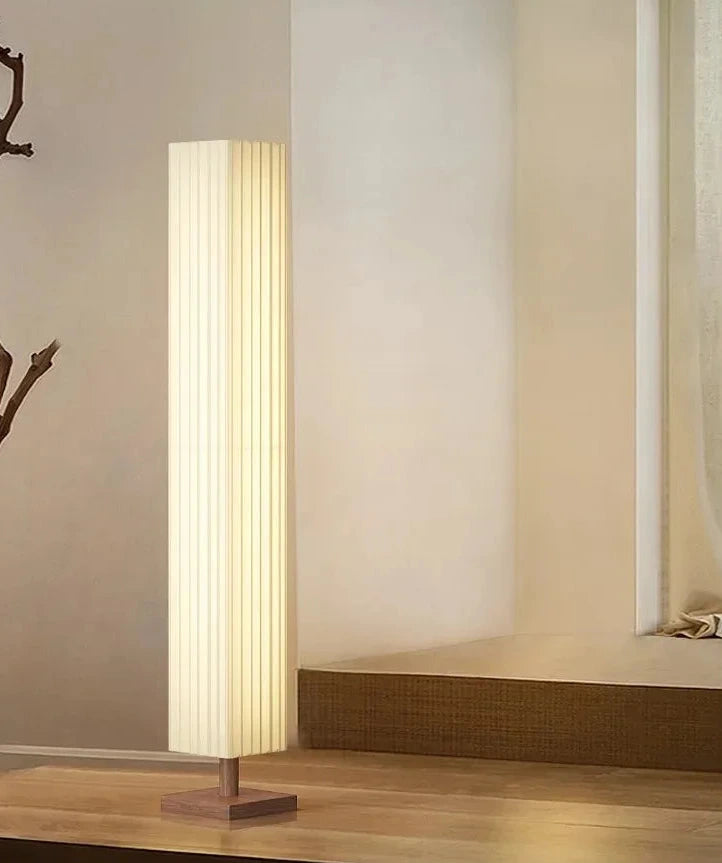 Lampadaire en bois avec un abat-jour en tissu tressé