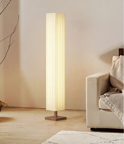Lampadaire en bois avec un abat-jour en tissu tressé
