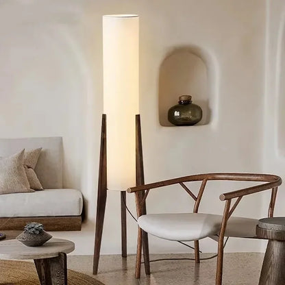 Lampadaire en bois avec un abat-jour en tissu