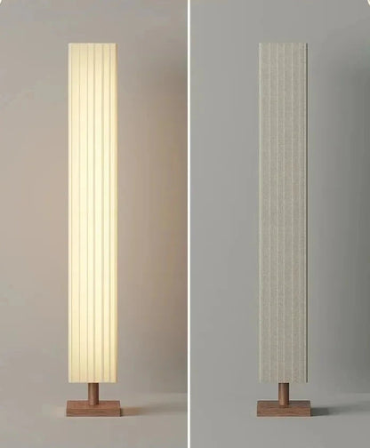 Lampadaire en bois avec un abat-jour en tissu tressé