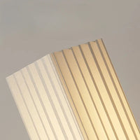 Lampadaire en bois, abat-jour tissé