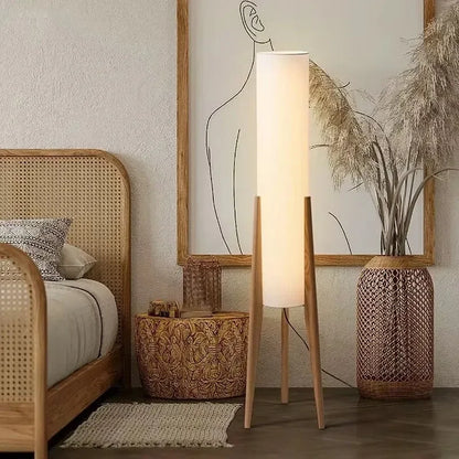 Lampadaire en bois avec un abat-jour en tissu